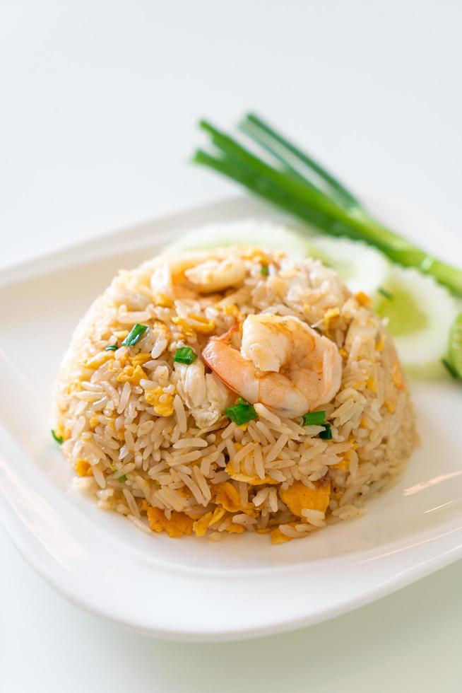 gebratener Reis mit Garnelen und Krabben auf weißem Teller foto