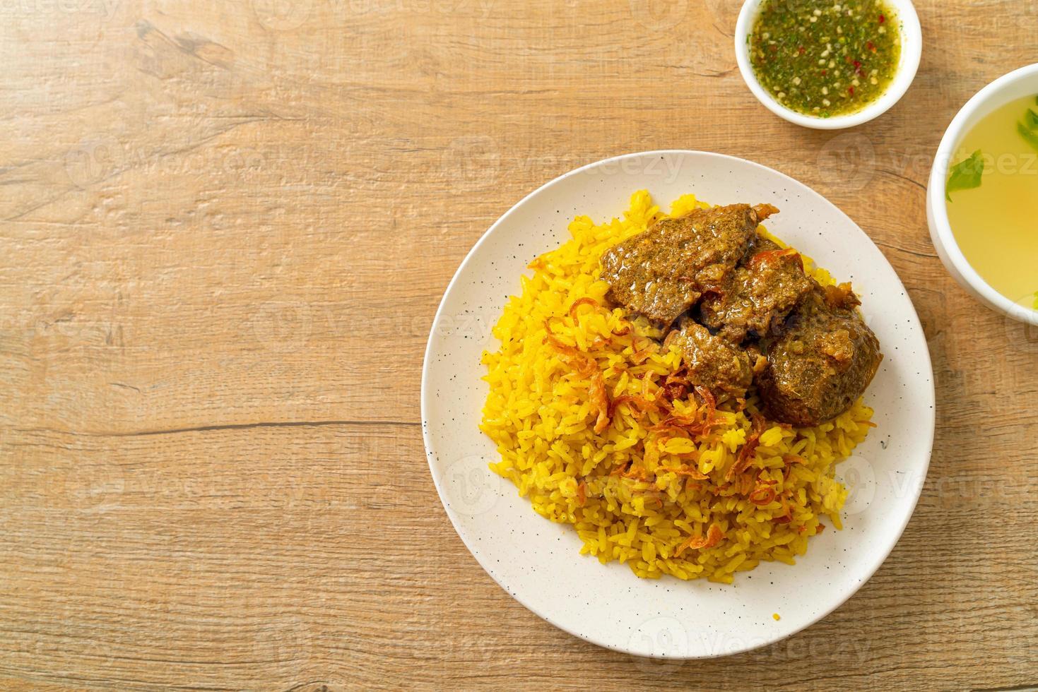 Rindfleisch Biryani oder Curryreis und Rindfleisch - thailändisch-muslimische Version des indischen Biryani, mit duftendem gelben Reis und Rindfleisch be foto