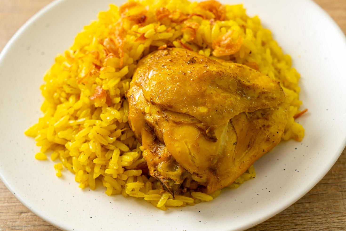 Chicken Biryani oder Curryreis und Hühnchen - thailändisch-muslimische Version des indischen Biryani, mit duftendem gelben Reis und Hühnchen foto