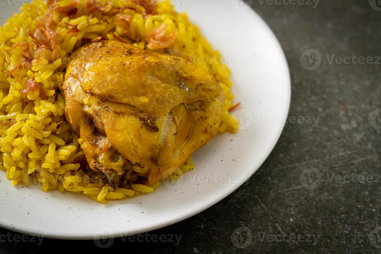 Chicken Biryani oder Curryreis und Hühnchen - thailändisch-muslimische Version des indischen Biryani, mit duftendem gelben Reis und Hühnchen foto