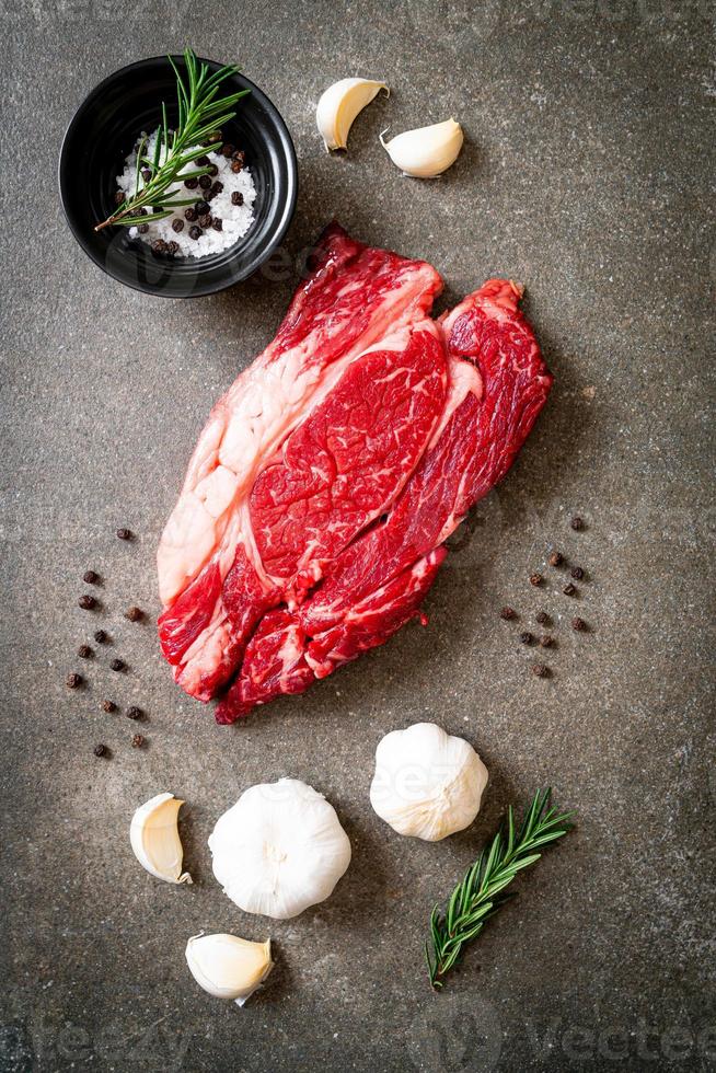 frisches rohes Rindersteak oder rohes Fleisch foto