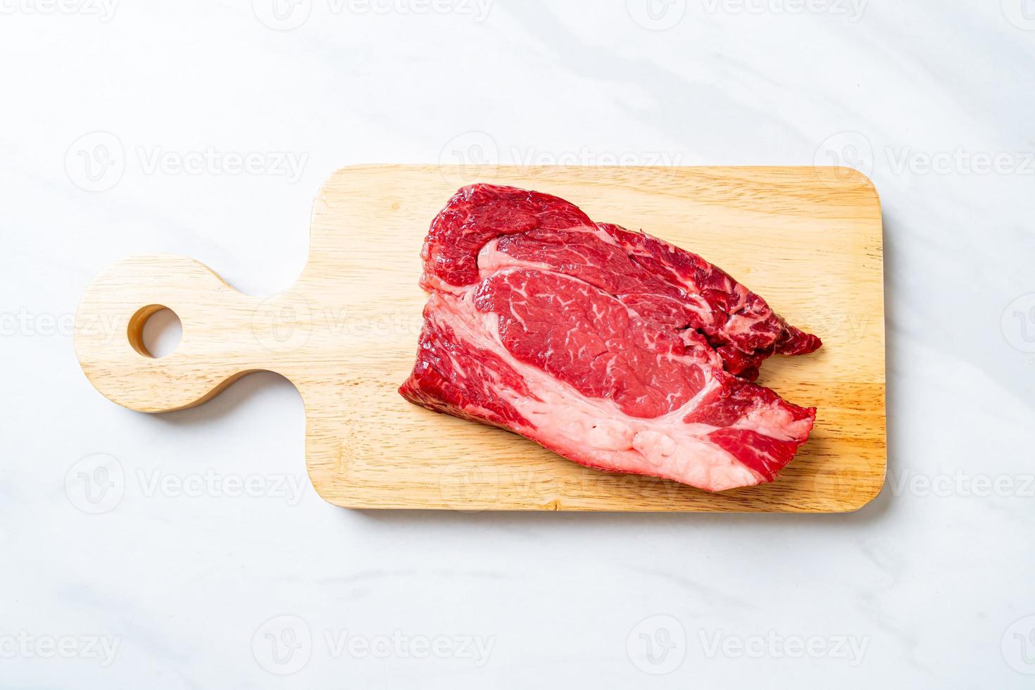 frisches rohes Rindersteak oder rohes Fleisch foto