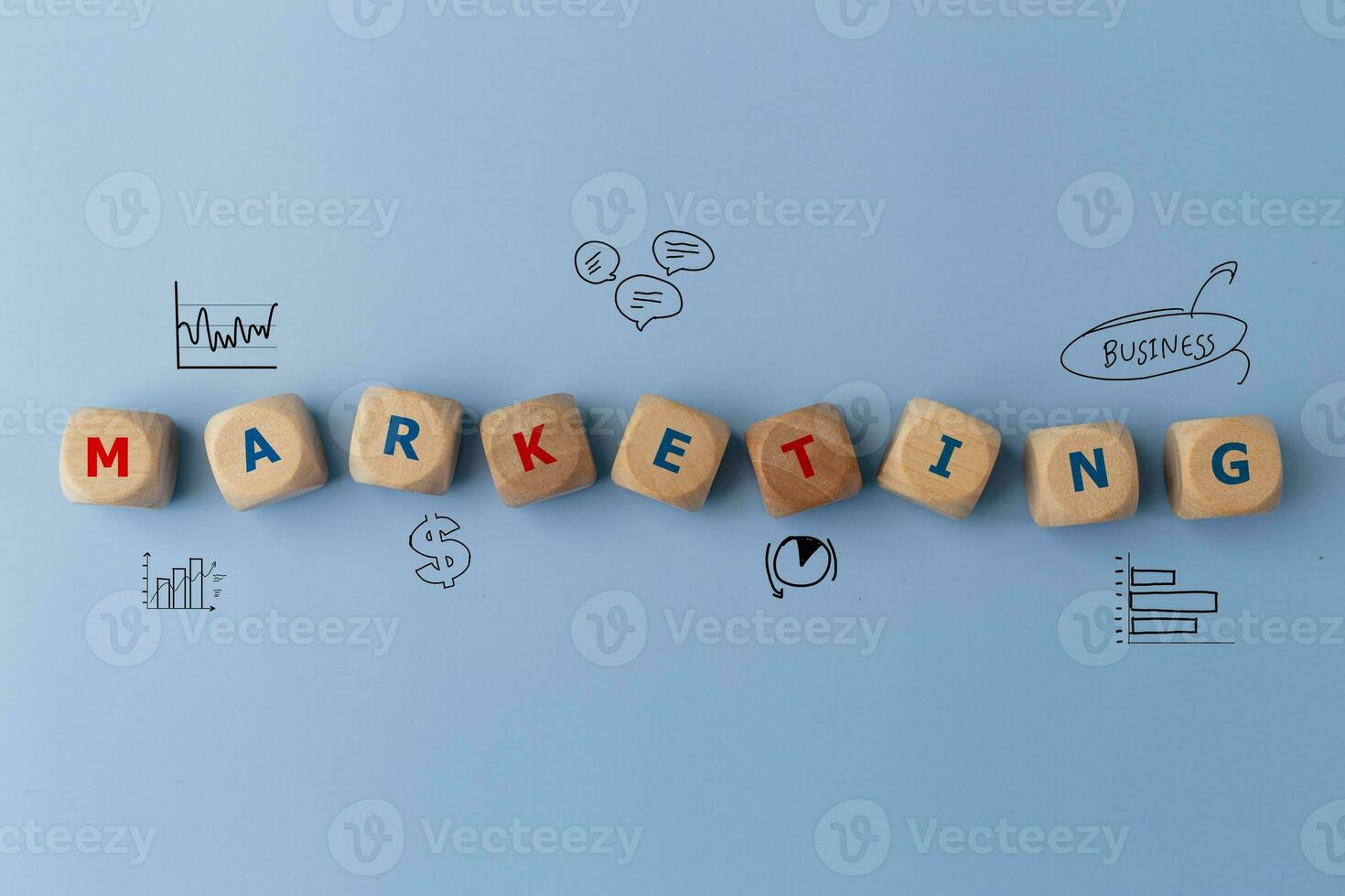Marketing Konzept mit hölzern Würfel auf ein Blau Hintergrund. foto