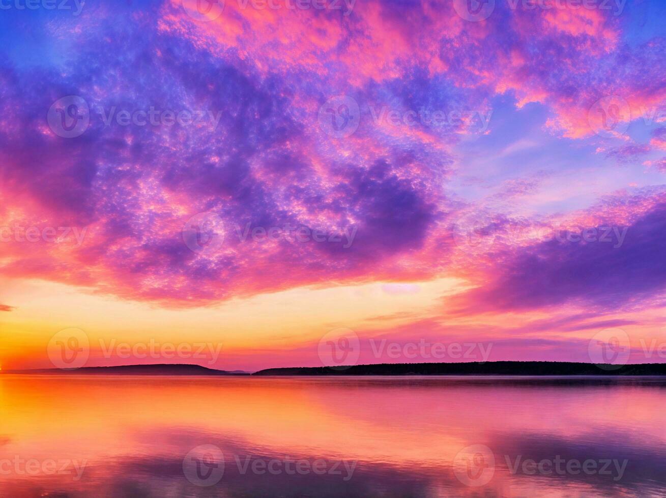 Panorama von schön Sonnenaufgang Über See foto