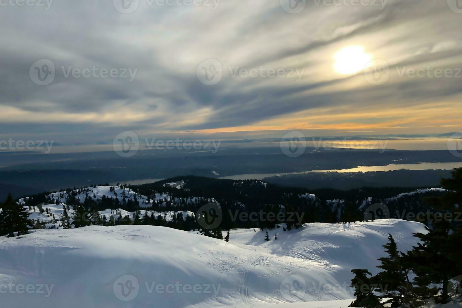 das Sonnenuntergänge Über das gefroren Berg Wälder im Winter. foto