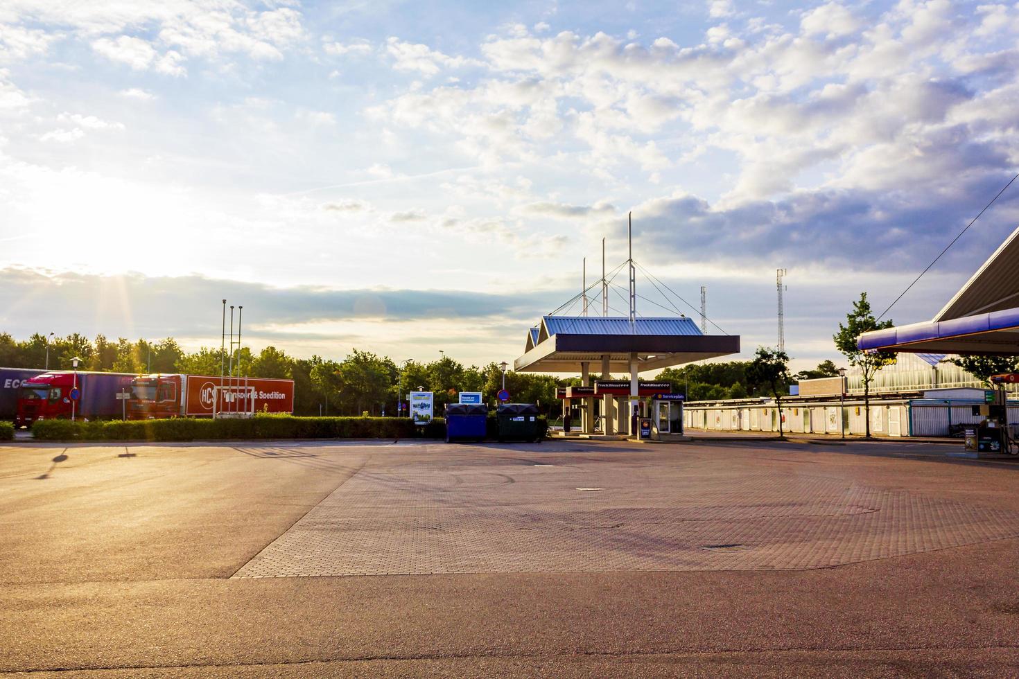 Statoil-Tankstelle im Sonnenaufgang in Schweden. foto