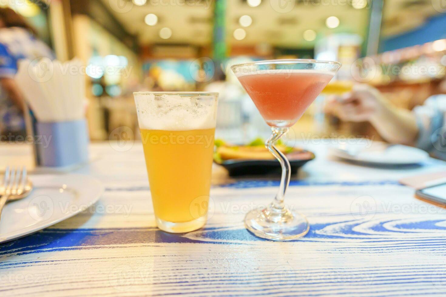 Entwurf Bier und Cocktail Glas auf Tisch. Oktoberfest, Party und Feier Konzept foto