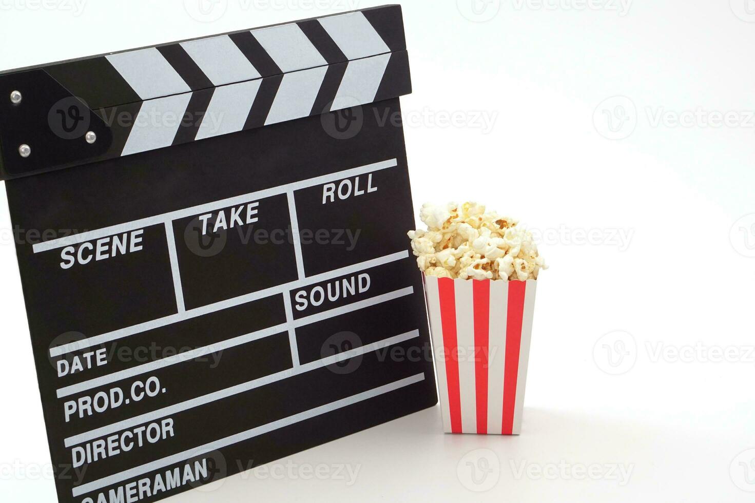 Klappe oder Film Schiefer schwarz Farbe mit Popcorn auf Weiß Hintergrund. Kino Industrie, Video Produktion und Film Konzept. foto