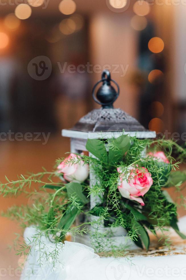 elegante Hochzeitsdekoration aus natürlichen Blumen foto