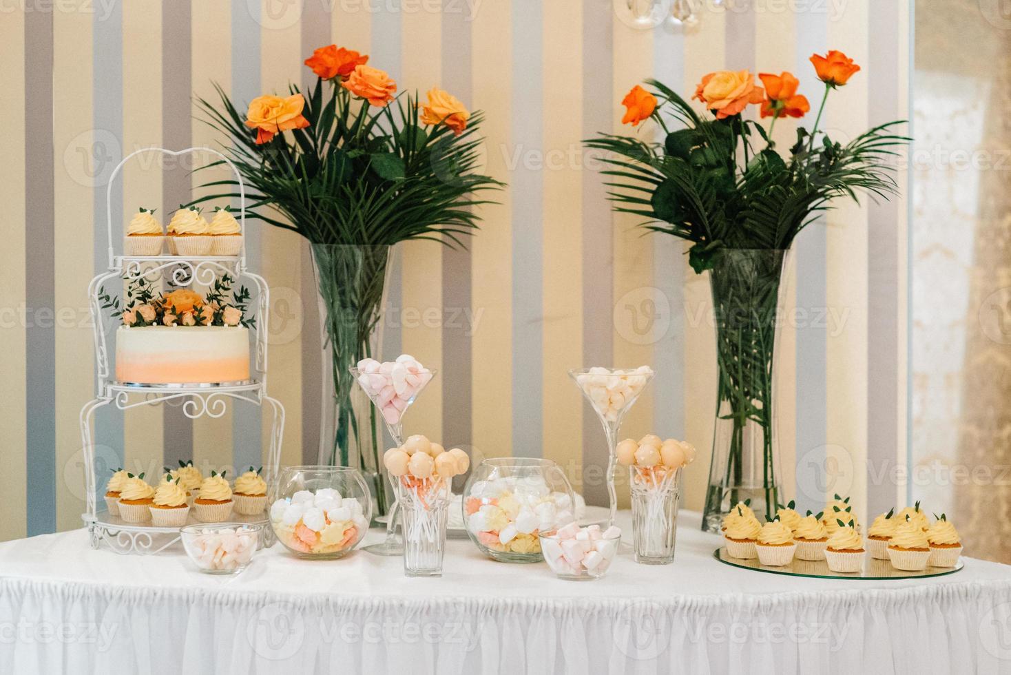 elegante Hochzeitsdekoration aus natürlichen Blumen foto