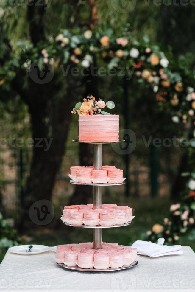 Hochzeitstorte bei der Hochzeit des Brautpaares foto