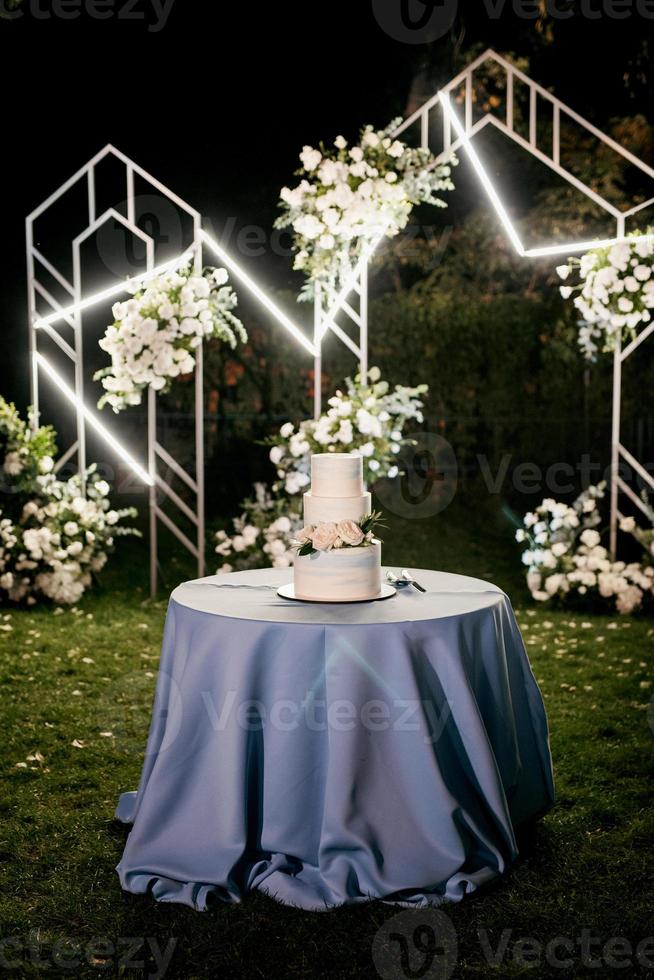 Hochzeitstorte bei der Hochzeit des Brautpaares foto