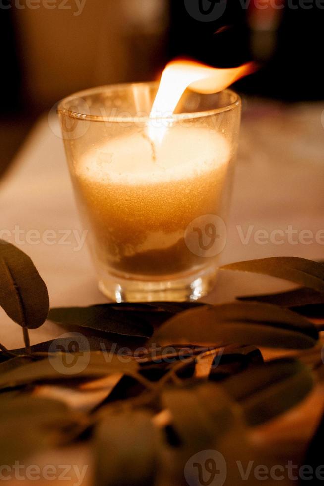 stimmungsvolles Kerzendekor mit Live-Feuer auf der Festtafel foto