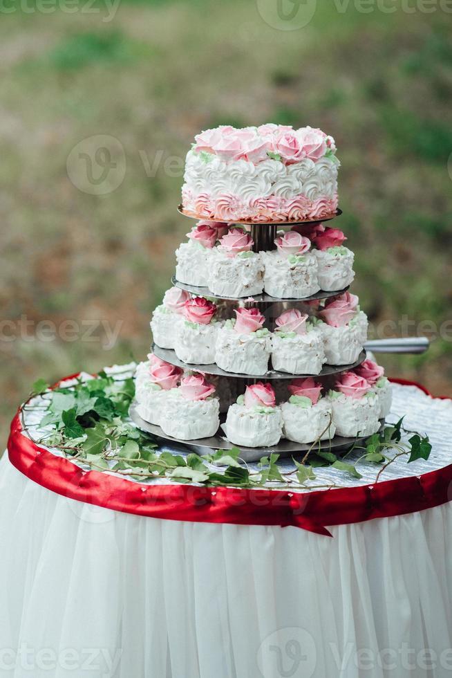 festliche Hochzeitstorte mit weißem Zuckerguss foto