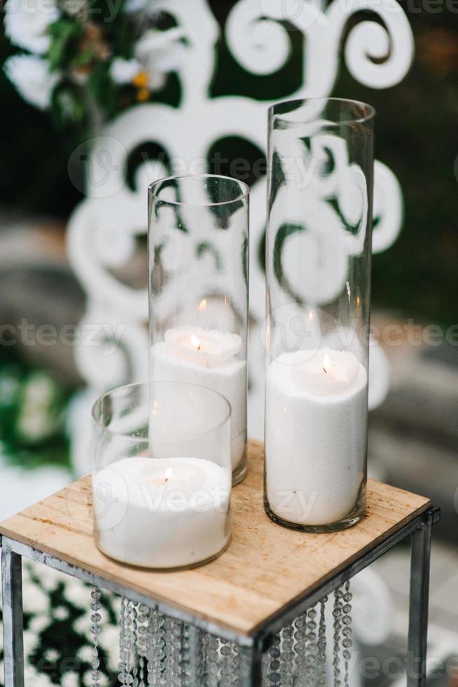 stimmungsvolles Kerzendekor mit Live-Feuer auf der Festtafel foto