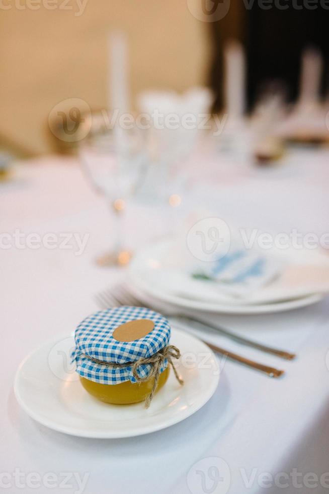 das Präsidium des Brautpaares im Festsaal des Restaurants ist mit Kerzen und Grünpflanzen geschmückt foto