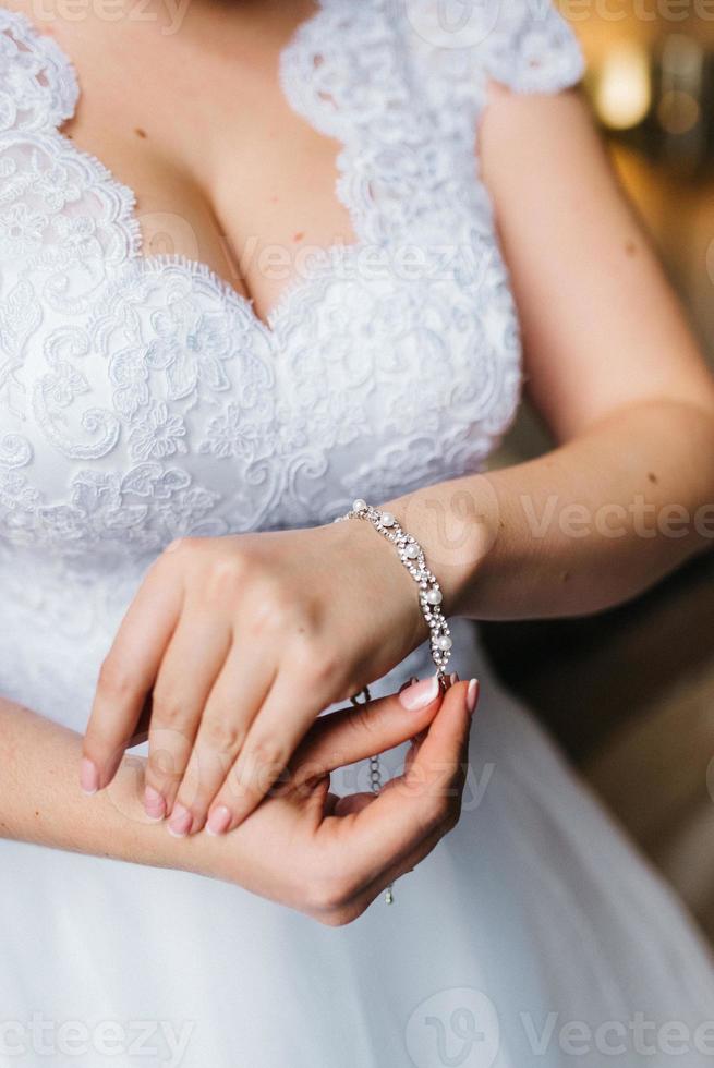 die Braut trägt ein Hochzeitsarmband an der linken Hand foto