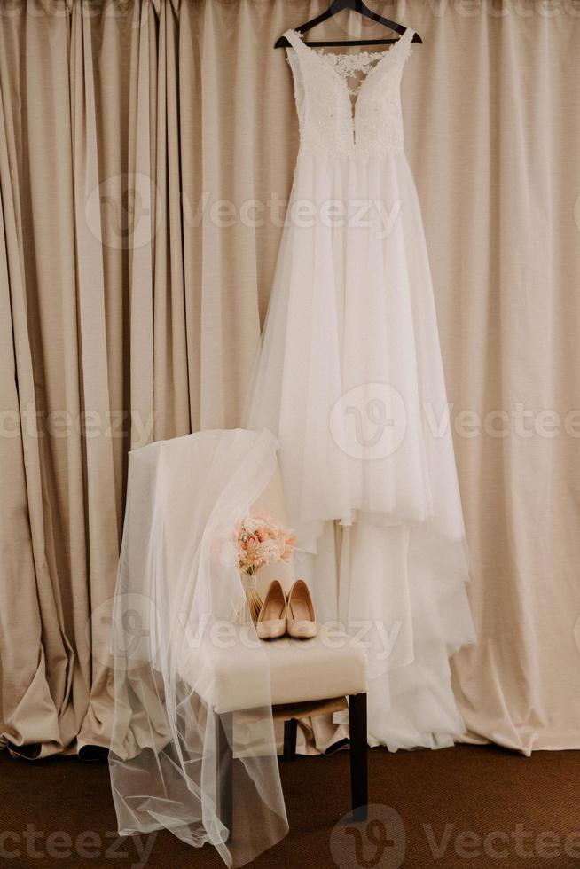 perfektes Brautkleid am Hochzeitstag foto