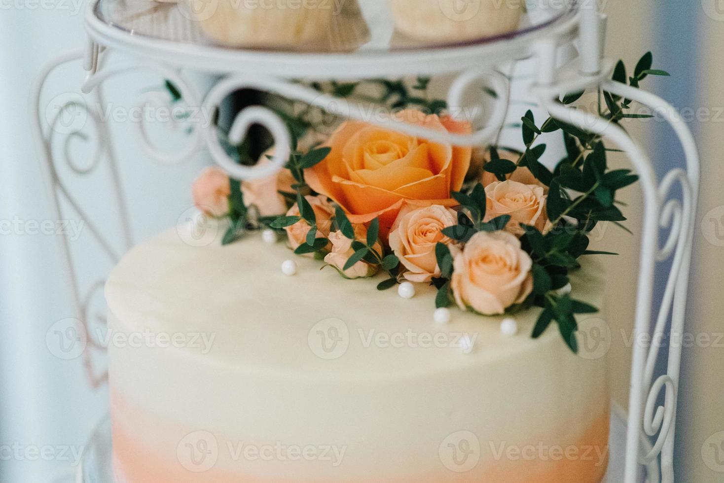 festliche Hochzeitstorte mit weißem Zuckerguss foto