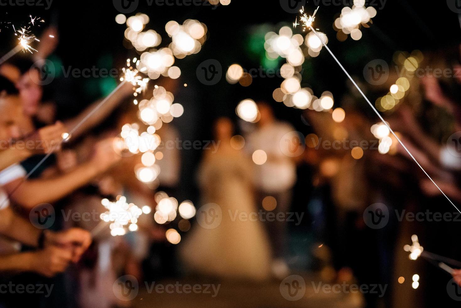 Wunderkerzen bei der Hochzeit, im Hintergrund foto
