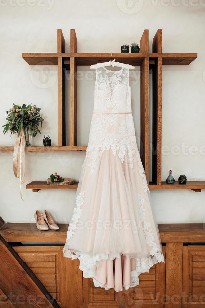 perfektes Brautkleid am Hochzeitstag foto