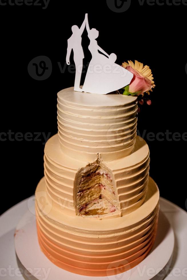 Hochzeitstorte bei der Hochzeit des Brautpaares foto