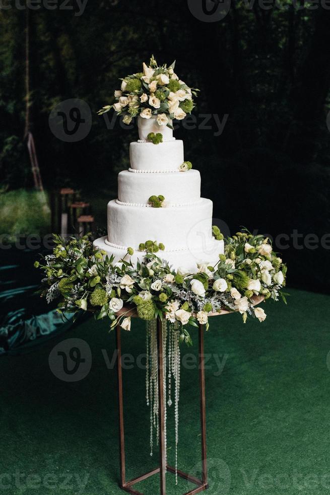 festliche Hochzeitstorte mit weißem Zuckerguss foto