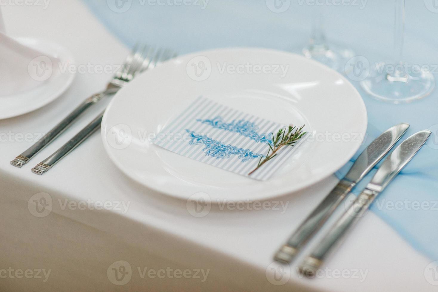 das Präsidium des Brautpaares im Festsaal des Restaurants ist mit Kerzen und Grünpflanzen geschmückt foto