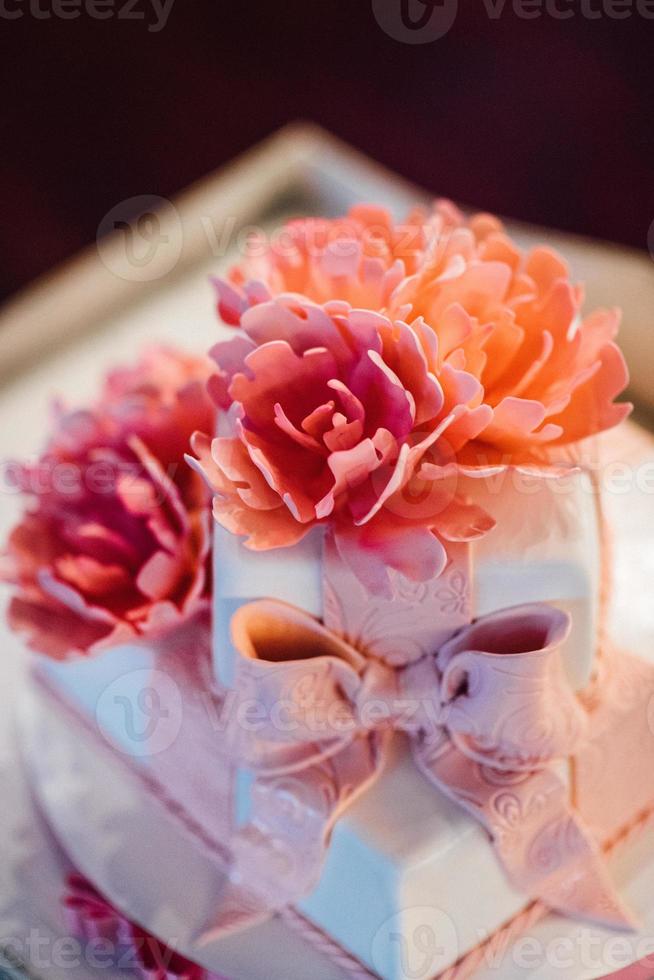 Hochzeitstorte bei der Hochzeit des Brautpaares foto