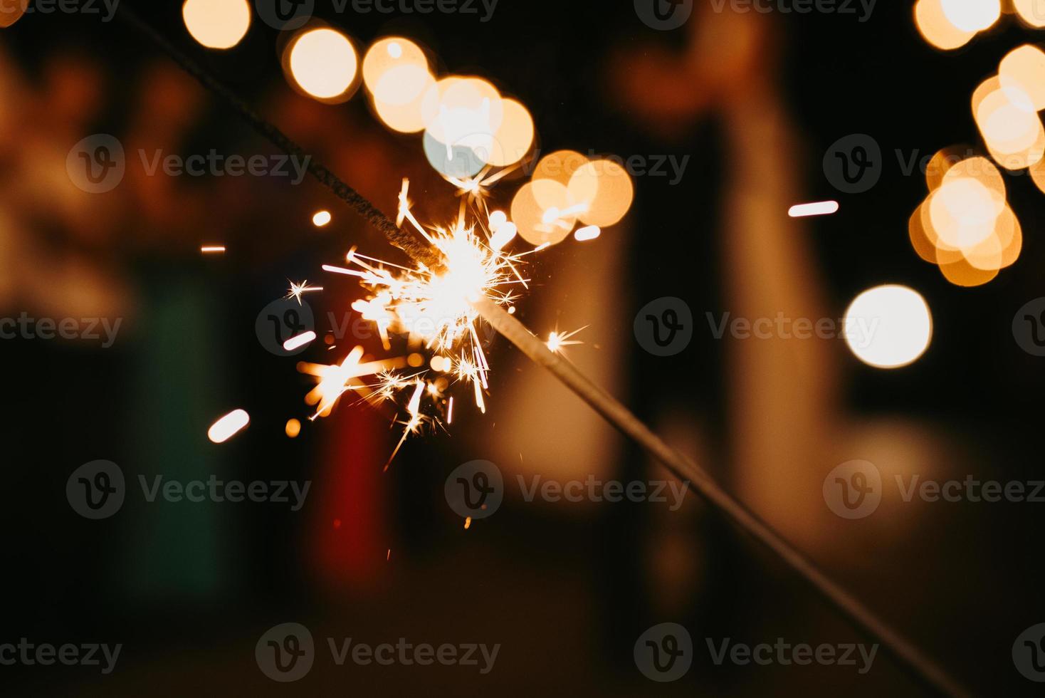 Wunderkerzen bei der Hochzeit, im Hintergrund foto