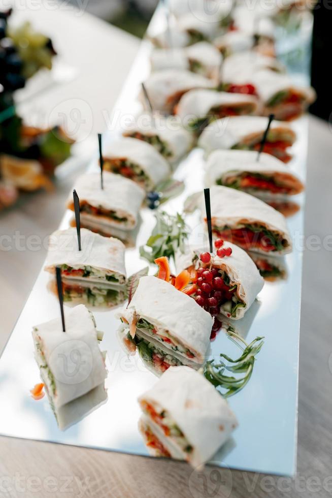 Willkommensbuffet mit Alkohol und Snacks, Sandwiches, Cupcakes foto