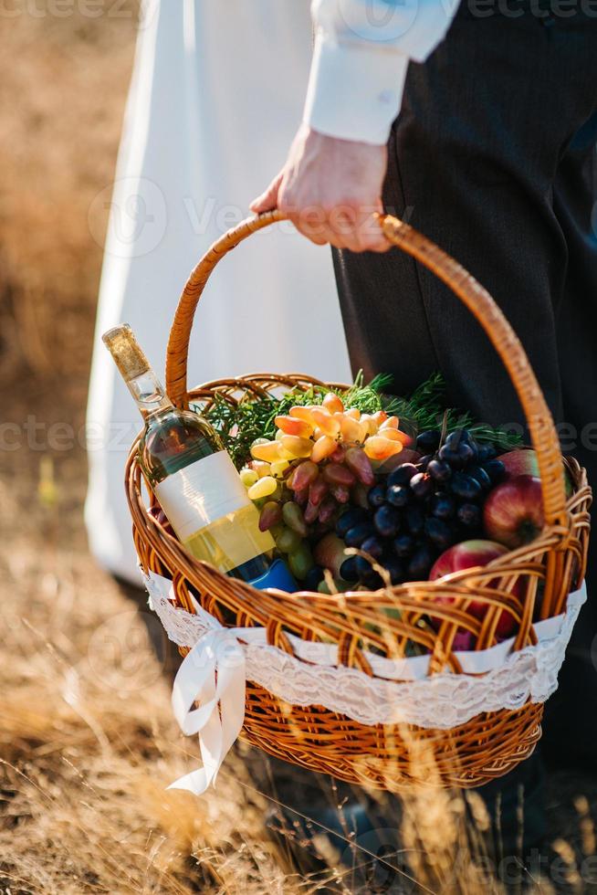 Picknick in der Natur mit einem Korb mit leckeren Produkten foto