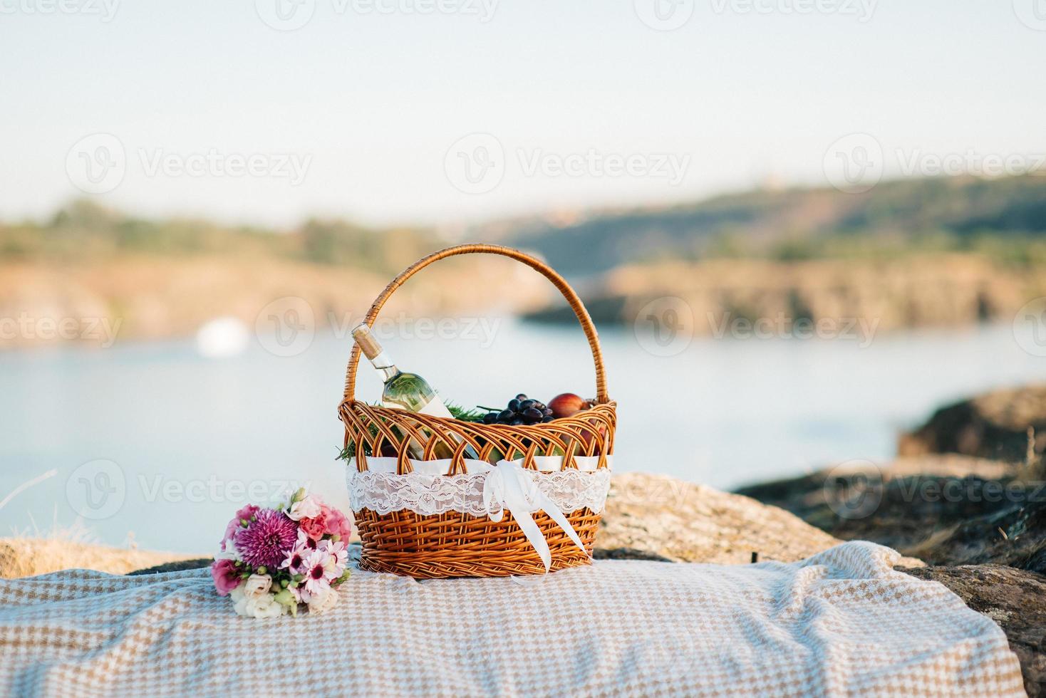 Picknick in der Natur mit einem Korb mit leckeren Produkten foto