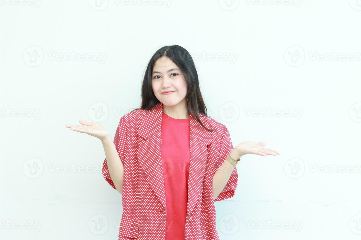 Porträt von schön asiatisch Frau tragen rot Outfit mit verwirrt Geste foto