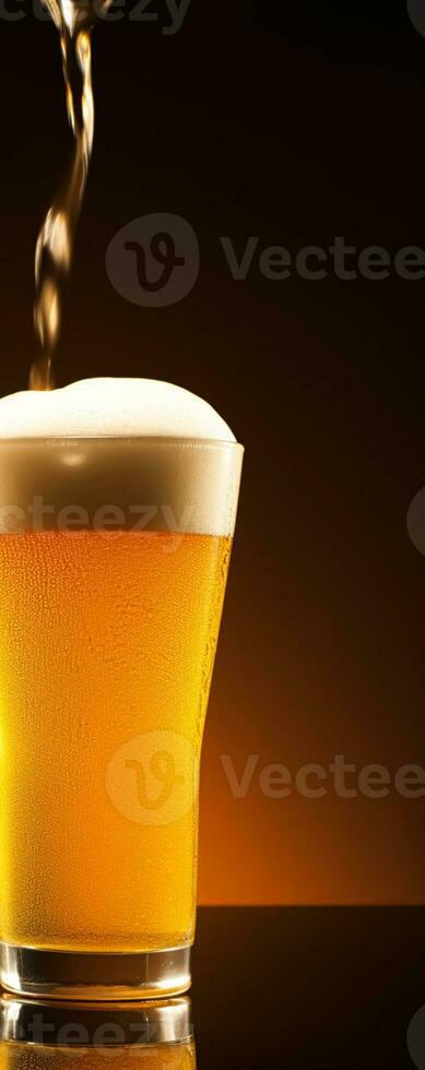 Glas von kalt Bier mit Schaum, Pint von Original Prämie Bier trinken, Alkohol Geschmack und Urlaub Feier foto