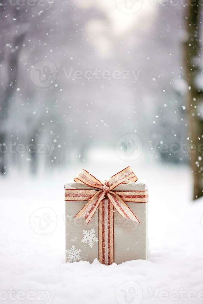 Weihnachten Urlaub Geschenk und gegenwärtig, Geschenk Box im das Schnee im Schneefall Winter Landschaft Natur zum Boxen Tag, Ferien Einkaufen Verkauf foto