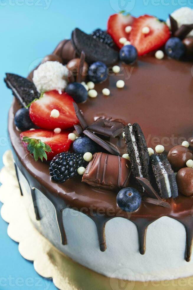 Kuchen dekoriert mit Erdbeere und Schokolade auf Blau Hintergrund foto