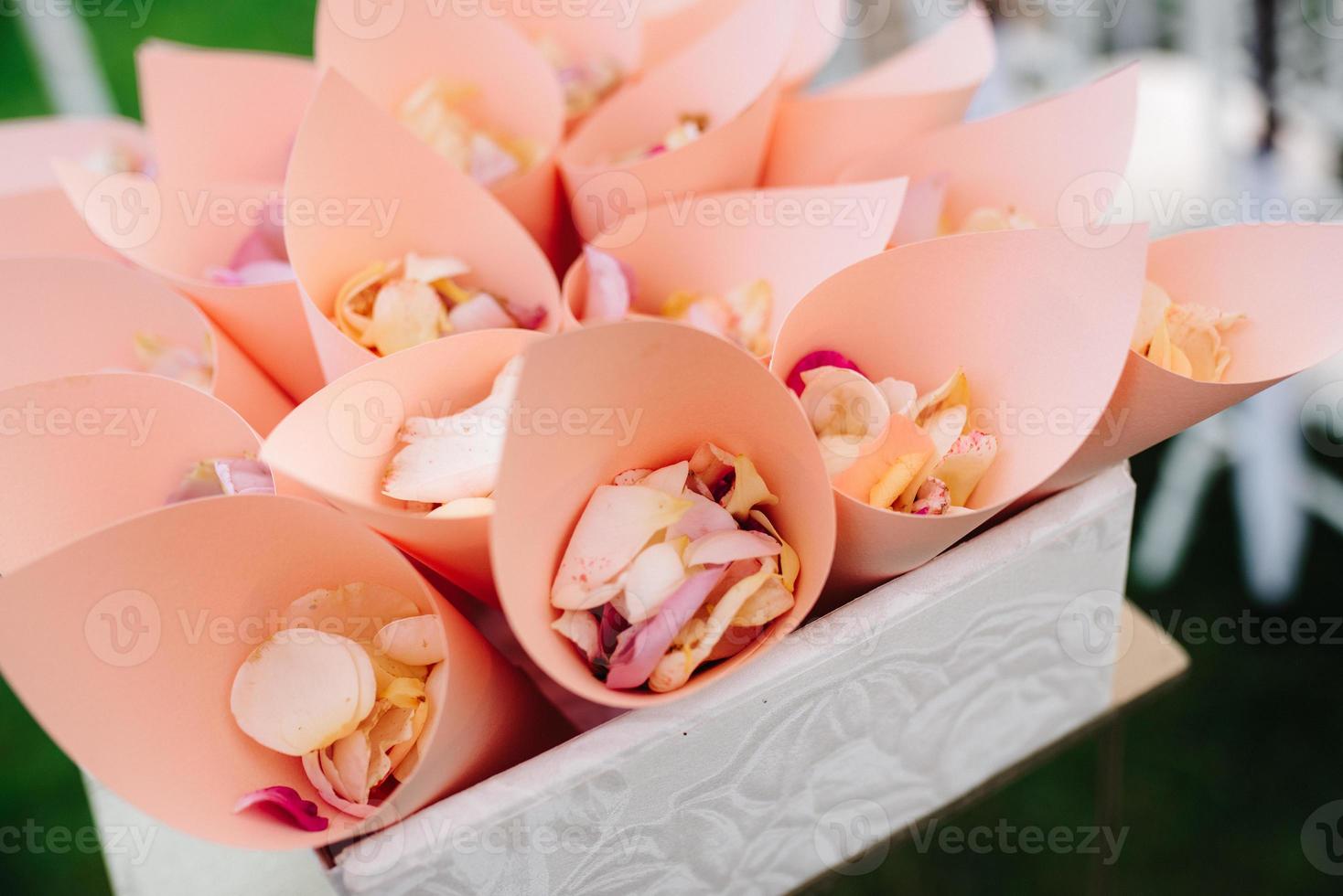 elegante Hochzeitsdekoration aus natürlichen Blumen foto