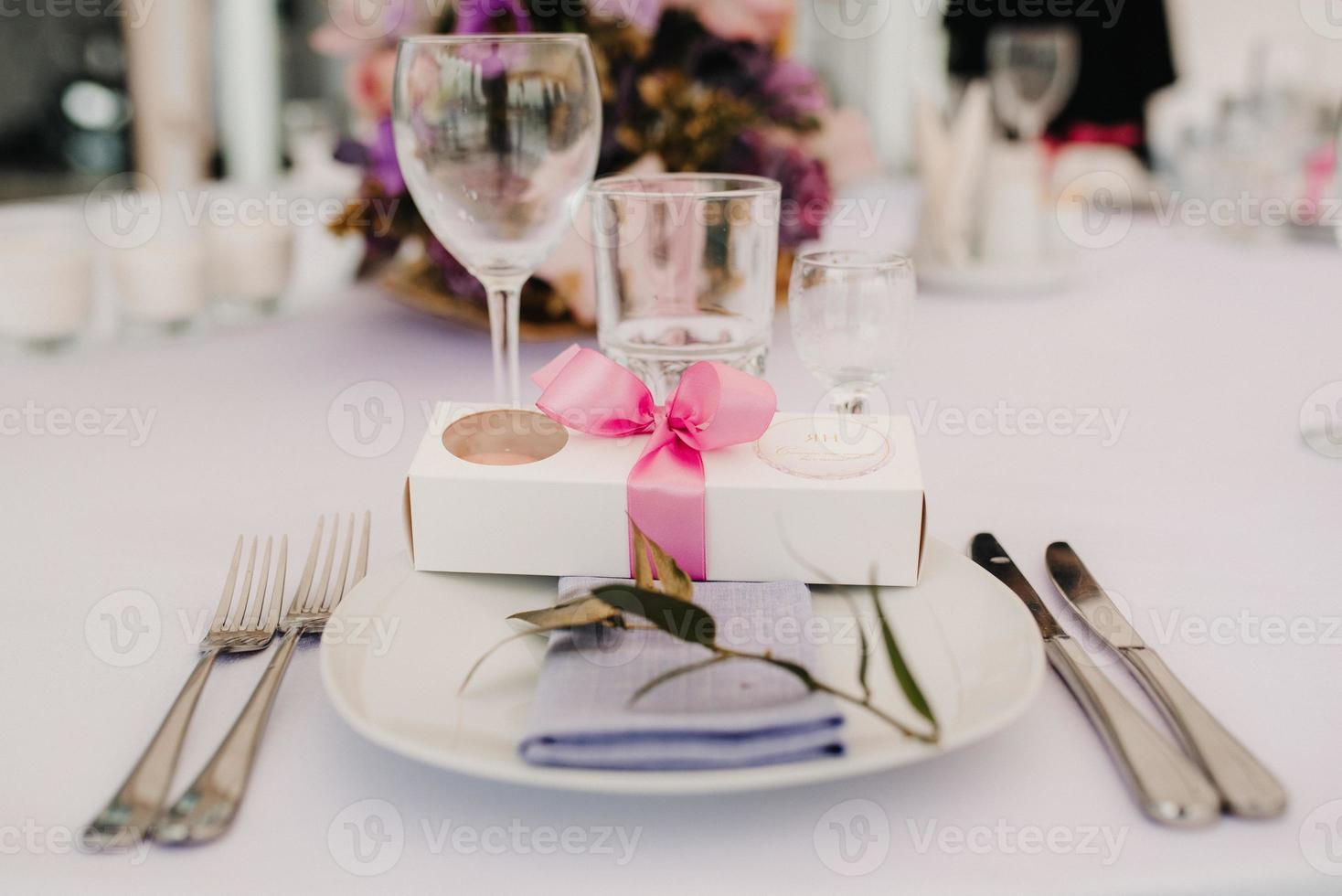 elegante Hochzeitsdekoration aus natürlichen Blumen foto