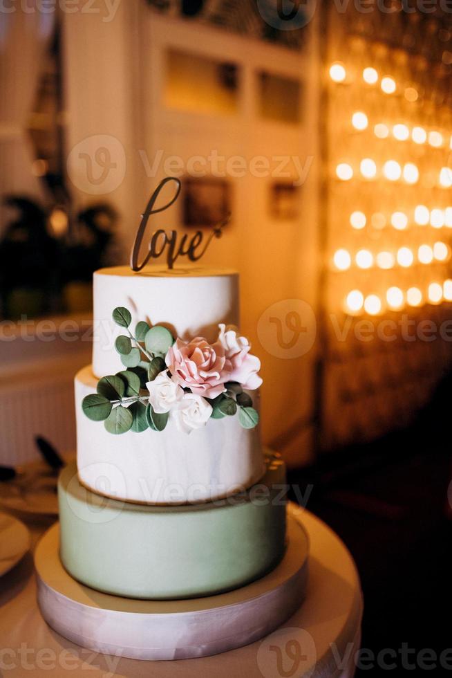 Hochzeitstorte bei der Hochzeit des Brautpaares foto