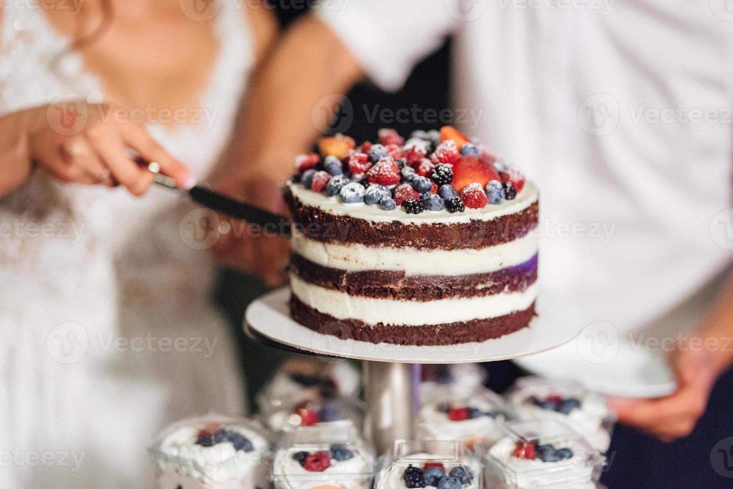 Hochzeitstorte bei der Hochzeit des Brautpaares foto