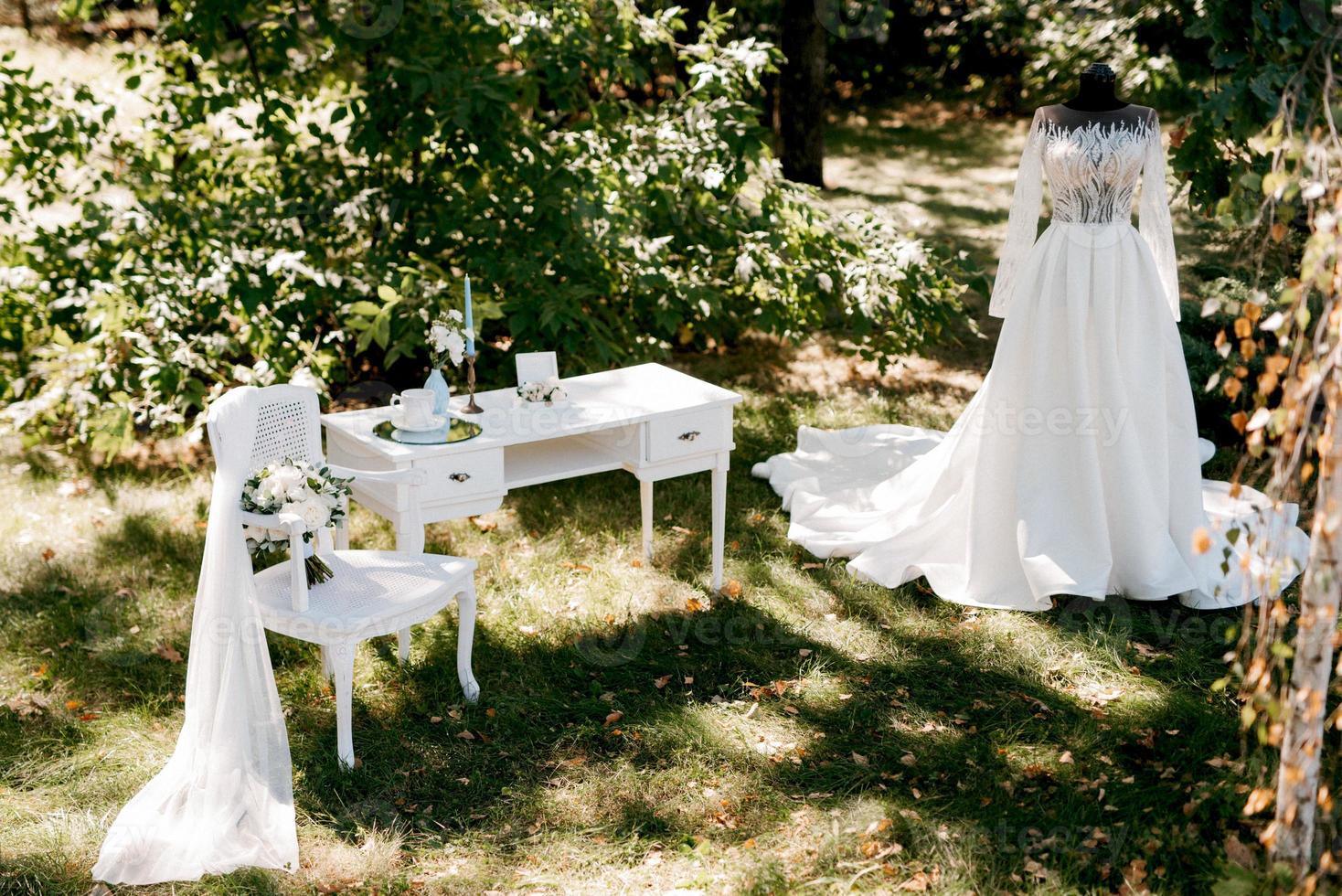 perfektes weißes Hochzeitskleid am Hochzeitstag foto