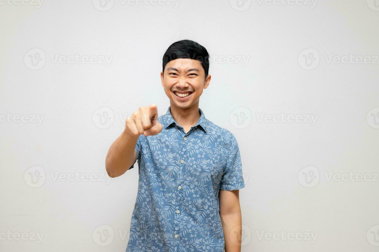 positiv asiatisch Mann glücklich Lächeln Geste Punkt Finger zum wählen Sie isoliert foto