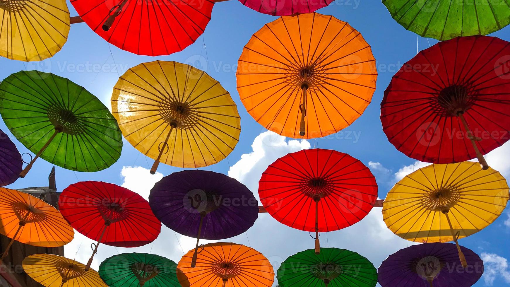 Bunte Regenschirme hingen über der Straße foto