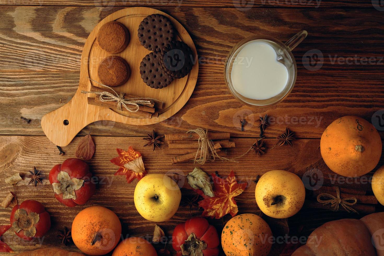 Kekse mit Milch auf dem Tisch. foto