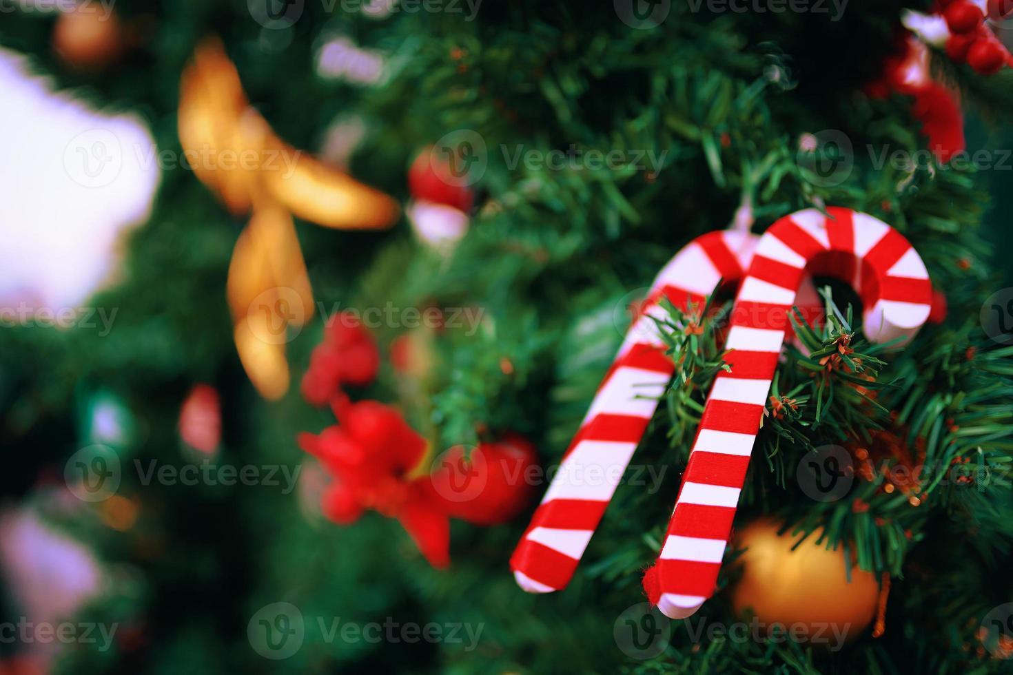 Weihnachtsschmuck auf Ästen. foto