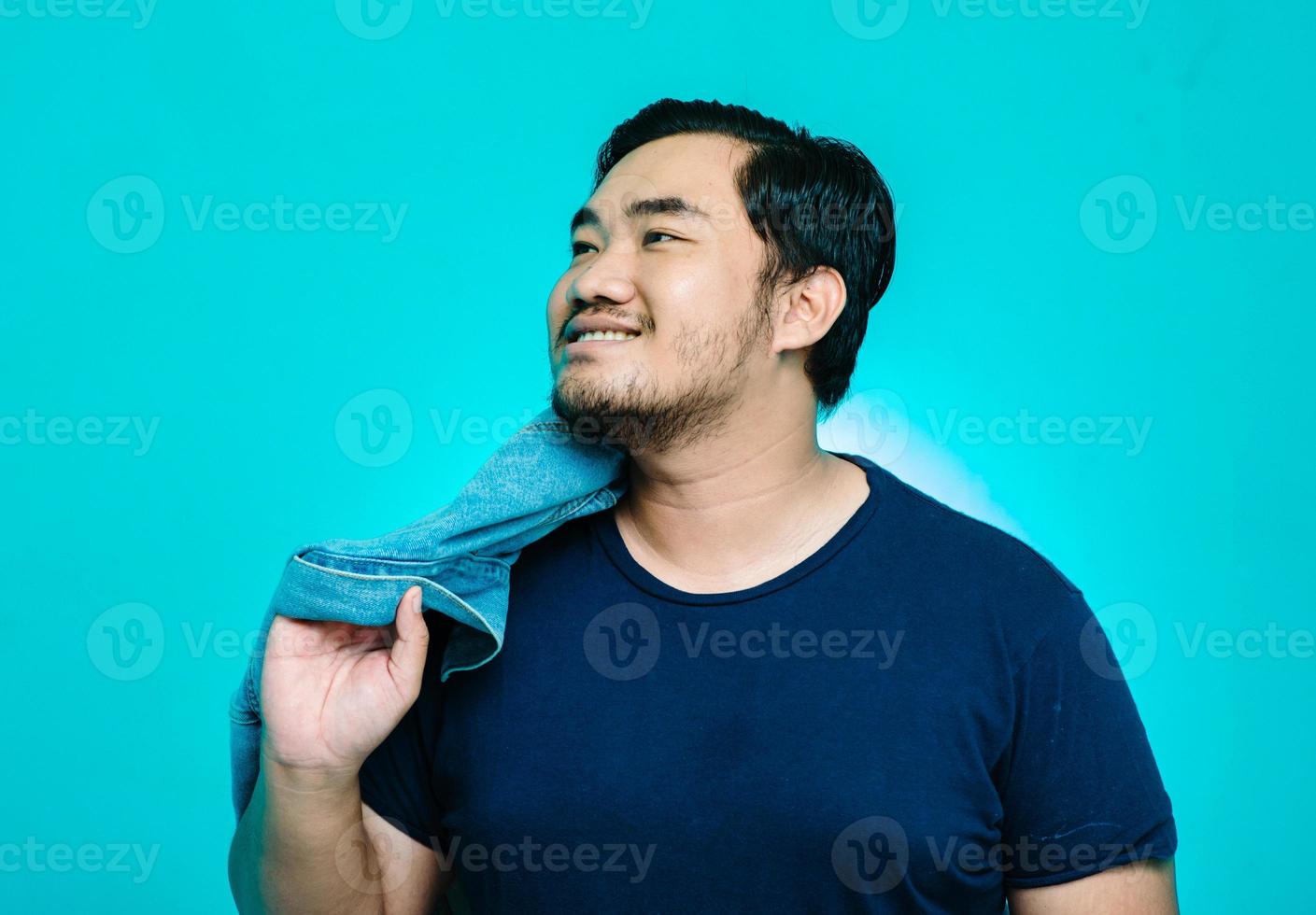 Porträt eines asiatischen Mannes, der eine neue Stoffjacke mit einem großen Lächeln trägt foto