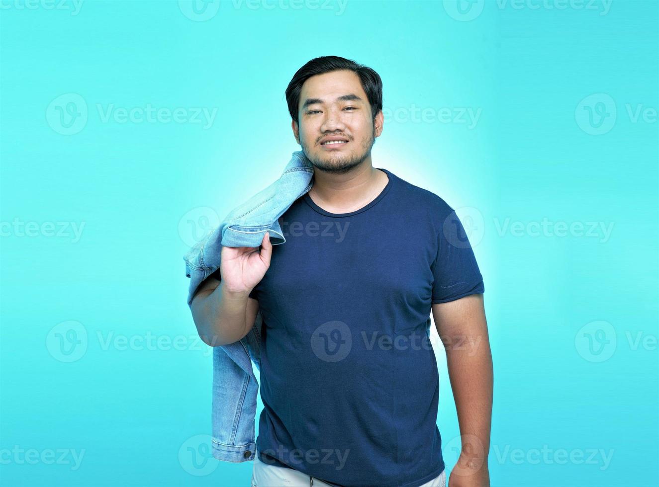 Porträt eines asiatischen Mannes, der eine neue Stoffjacke mit einem großen Lächeln trägt foto