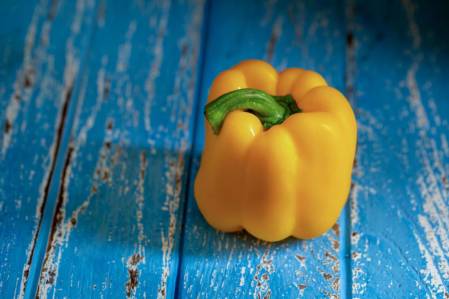 gelbe Paprika auf blauem Holztisch foto