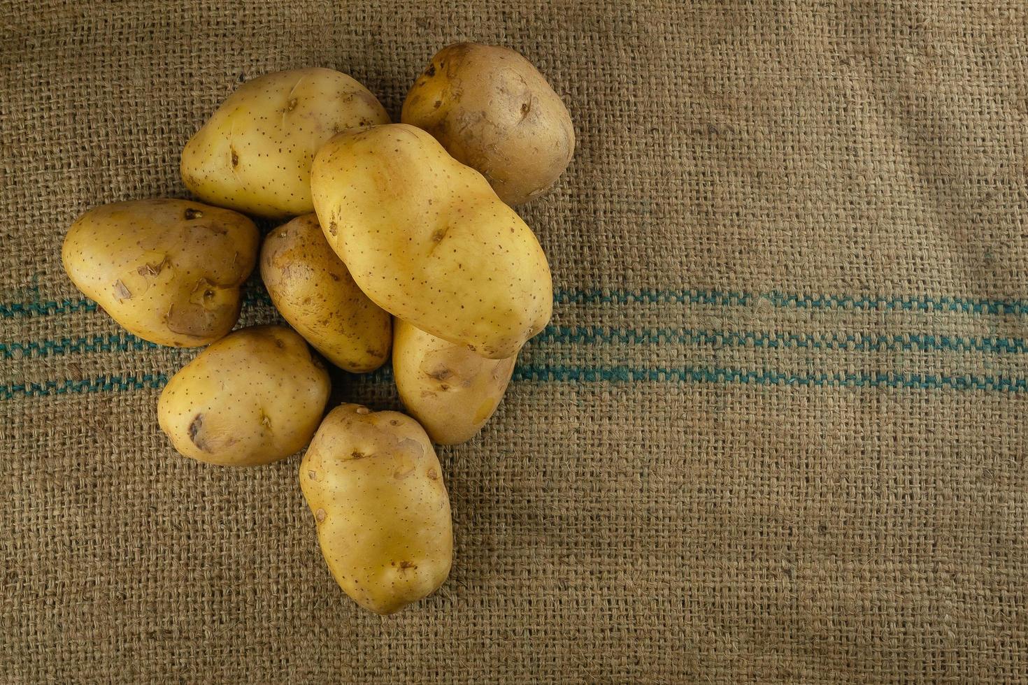 rohe Kartoffeln zum Kochen auf Sackmatten. foto